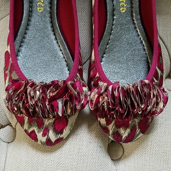 👠NWOT Pretty Ladies  Flats - Picture 2 of 4